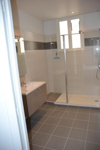 Appartement Chaussee du Sillon في سان مالو: حمام مع دش ومغسلة