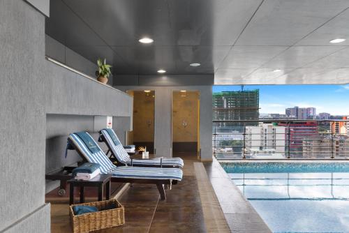 Bazén v ubytování Golden Tulip Westlands Nairobi nebo v jeho okolí