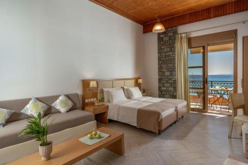 En eller flere senge i et værelse på Almare Seaside Studios Valtos Parga