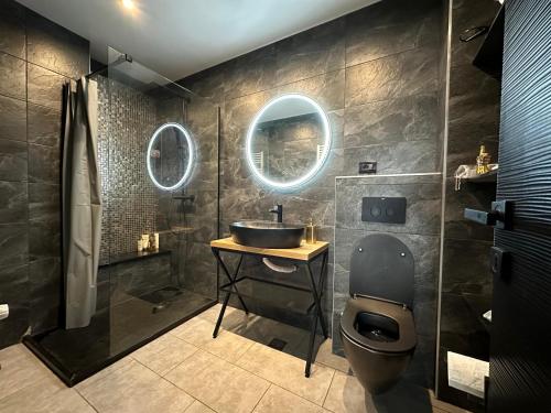 Et badeværelse på BreakFree at Azimuth Building Stefan