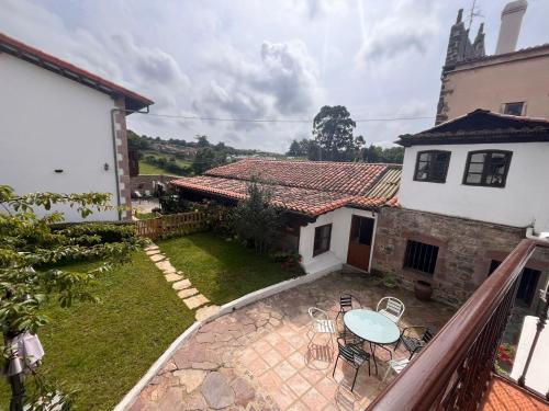 a view of the backyard of a house with a table and chairs at La Casa del Ebanista - Santillana in Santillana del Mar
