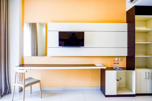 a room with a desk with a mirror and a chair at Sans Hotel Nagari Malioboro in Yogyakarta