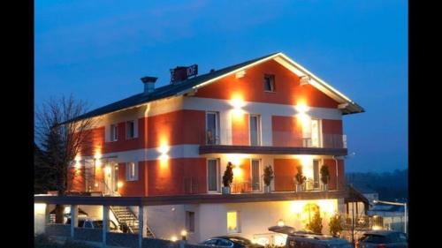 una casa grande con luces encima en Gasthof Alpenblick, en Sierning