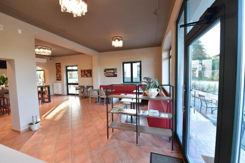 a lobby with a table and chairs and a dining room at Hotel Vignale in Vignale