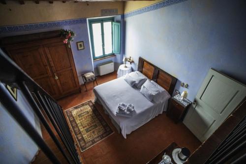 an overhead view of a bedroom with a bed at Cortona Resort-Le Terre Dei Cavalieri in Cortona