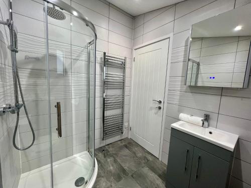 une salle de bain avec une douche, une baignoire et un lavabo dans l'établissement 15 Golden Bay Holiday Village - Coastal Retreat with Breathtaking Views, à Westward Ho