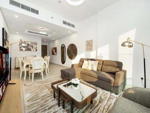 Luxury 2BR near Burj Khalifa with Rooftop Pool, City & Canal Views, Free Parking