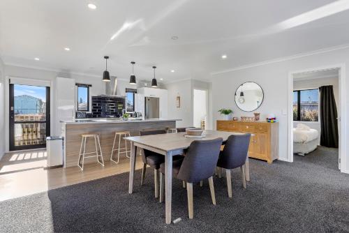 Η κουζίνα ή μικρή κουζίνα στο Beautiful Home In Mangakino