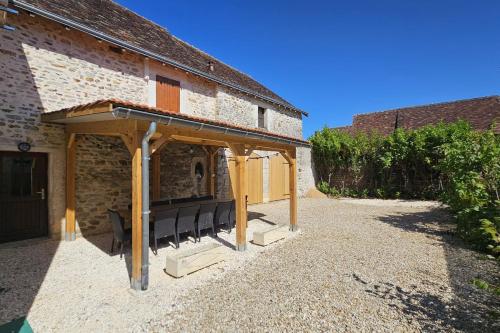 un edificio con una tenda da sole sul lato di Family or friends getaway in Lureuil 5 bedrooms terrace air condition a Lureuil