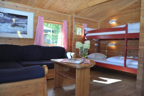 Двухъярусная кровать или двухъярусные кровати в номере Troll Camping