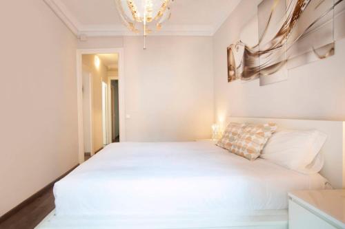 P2PAR1002- Super Bright New 2B Apt in the center
