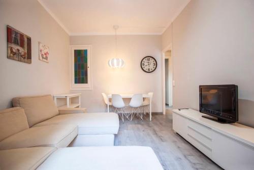 P2PAR1002- Super Bright New 2B Apt in the center
