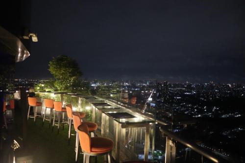 Balkoni atau teres di Oakwood Suites Tiwanon Bangkok