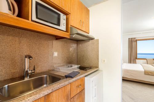 En eller flere senge i et værelse på Almare Seaside Studios Valtos Parga