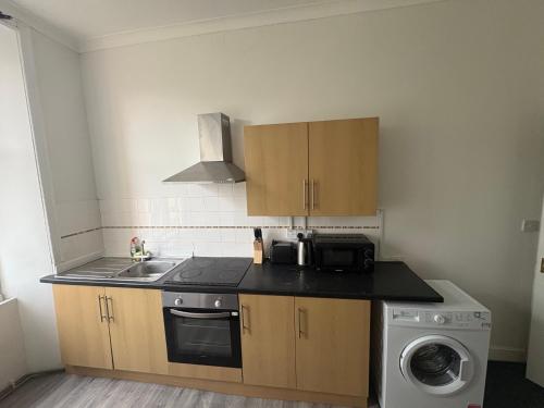 Η κουζίνα ή μικρή κουζίνα στο West End Traditional Flat with Free Parking