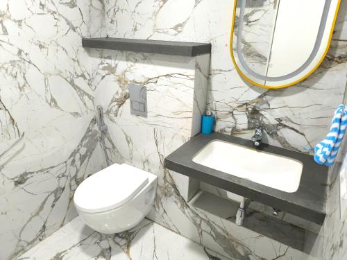 Ένα μπάνιο στο Orraica Stays Neon Hometels