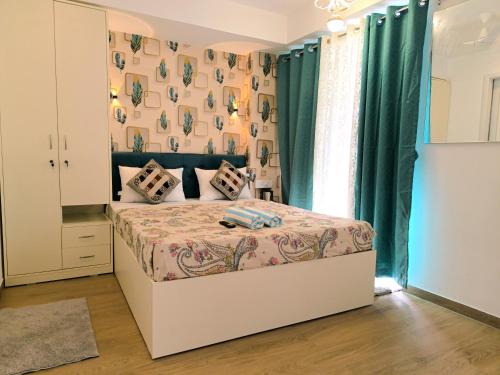 Ένα ή περισσότερα κρεβάτια σε δωμάτιο στο Orraica Stays Neon Hometels