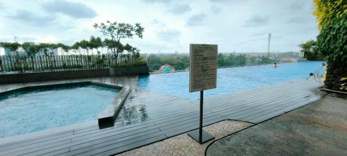 Bazén v ubytování Springwood serene stay Cozy Studio nebo v jeho okolí