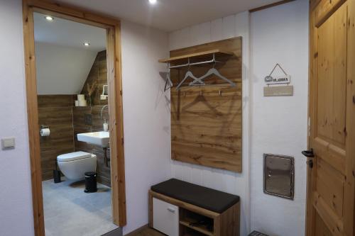 Ένα μπάνιο στο Kleine, gemütliche Dachgeschosswohnung