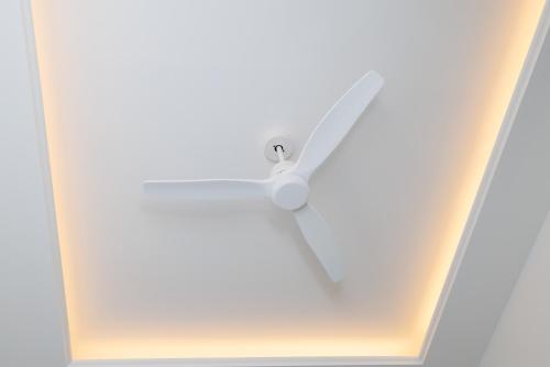 an image of a white ceiling fan at WE MADRID STUDIOS centro in Madrid