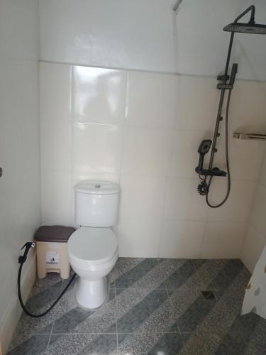 LagudriにあるSeabreeze Bangalowのトイレとシャワー付きのバスルーム