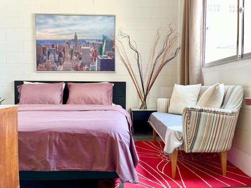 une chambre avec un lit et une chaise dans l'établissement WiNNiNE Cozy Home, à Bangkok