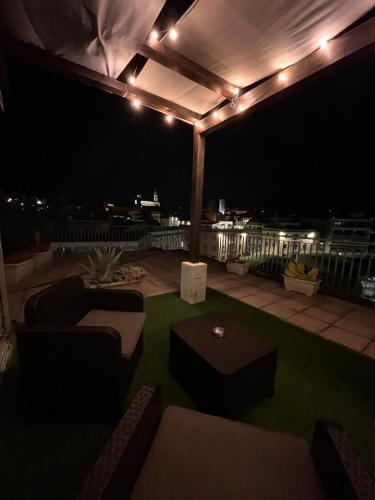 un patio nocturno con luces en el techo en B&B 52cento, en Arezzo