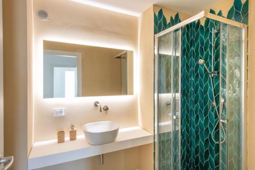 Ένα μπάνιο στο Sea Frame Design Apartments with Pool by Wonderful Italy