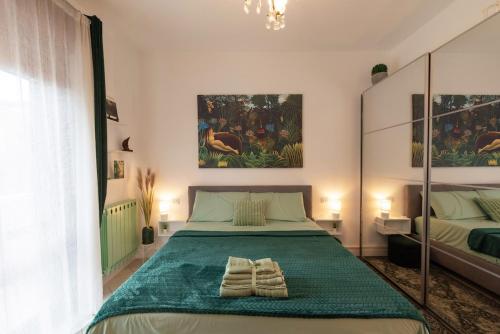 リミニにあるAmazHome - Il Rifugio degli Artistiのベッドとタオル2枚のある寝室