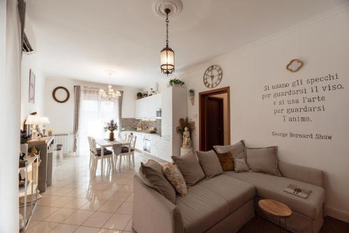 リミニにあるAmazHome - Il Rifugio degli Artistiのソファとキッチンのあるリビングルーム