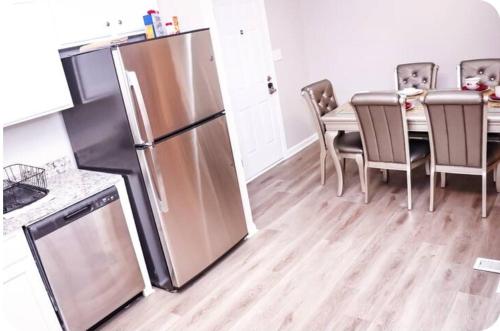 Η κουζίνα ή μικρή κουζίνα στο The Easy Access 2Br2bts kingbed apt with 4 beds sleeps 5