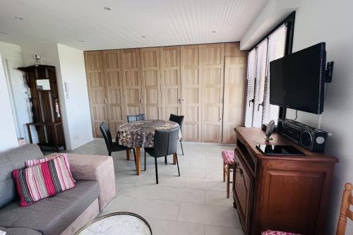 サント・マキシムにあるHaven of peace with balcony in Sainte-Maximeのソファとテーブルのあるリビングルーム