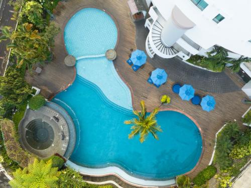 an overhead view of a swimming pool at a resort at ARTOTEL Suites Aquila - Bandung in Bandung