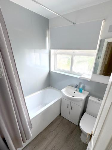 Ένα μπάνιο στο House number 4 Sleeps up to 4 with Smart TVs in every room