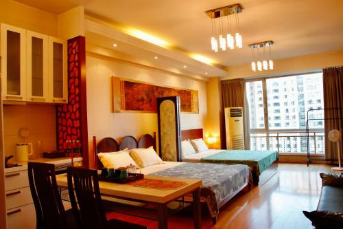 ein Schlafzimmer mit Bett und Tisch und ein Esszimmer in der Unterkunft Beijing City center - One bedroom flat with two beds and CBD view in Peking