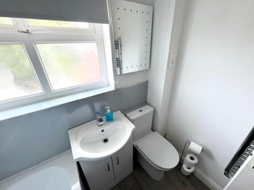 Ένα μπάνιο στο House number 4 Sleeps up to 4 with Smart TVs in every room