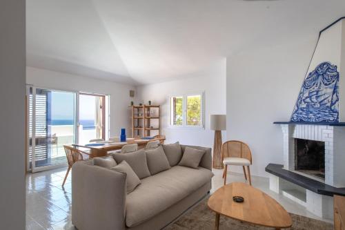 Χώρος καθιστικού στο Sea Frame Design Apartments with Pool by Wonderful Italy