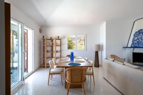 Μια τηλεόραση ή/και κέντρο ψυχαγωγίας στο Sea Frame Design Apartments with Pool by Wonderful Italy