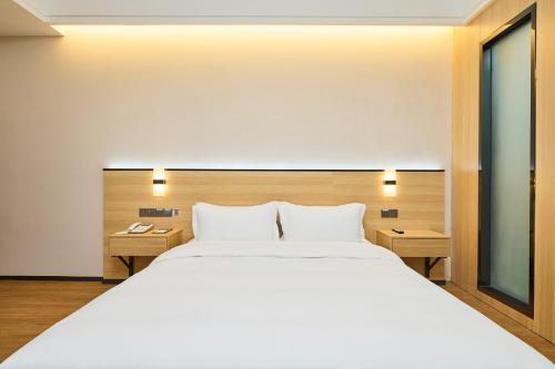 Katil atau katil-katil dalam bilik di Urba Hotel, Dongtai Xixi Scenic Area