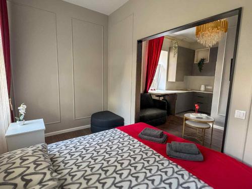 ein Schlafzimmer mit einem großen Bett und einer roten Decke in der Unterkunft Jacuzzi overlooking the tower in Vilnius