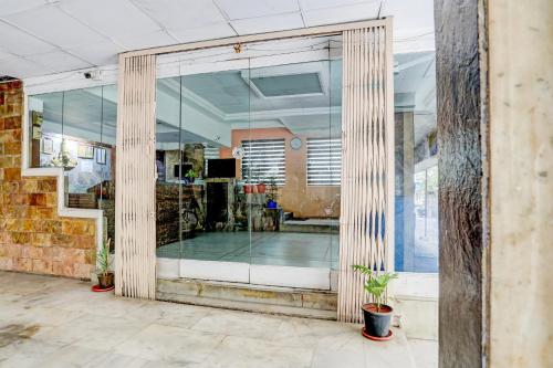 a large glass window in a room at Spot On Sri Balaji in Vijayawāda
