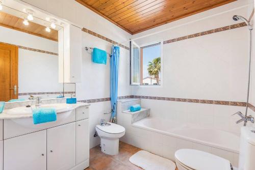 Bilik mandi di Villa Paula casa con estilo Menorquin