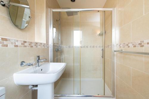 Koupelna v ubytování Spacious 5BR Home in Redditch