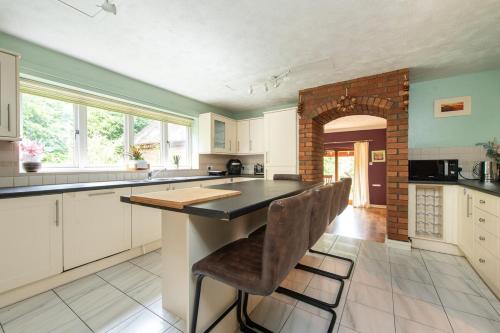 Kuchyň nebo kuchyňský kout v ubytování Spacious 5BR Home in Redditch