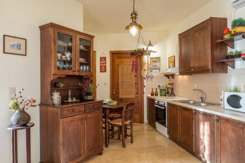 Η κουζίνα ή μικρή κουζίνα στο Maria's panoramic seaview Villa