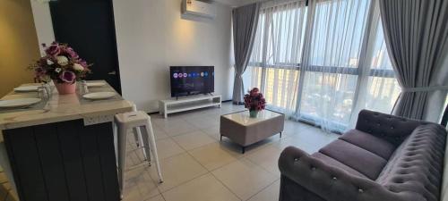 Urban Suites Georgetown Penang - Sea View & Georgetown View - High Floor - Exclusive & Cozy Stayにあるテレビまたはエンターテインメントセンター