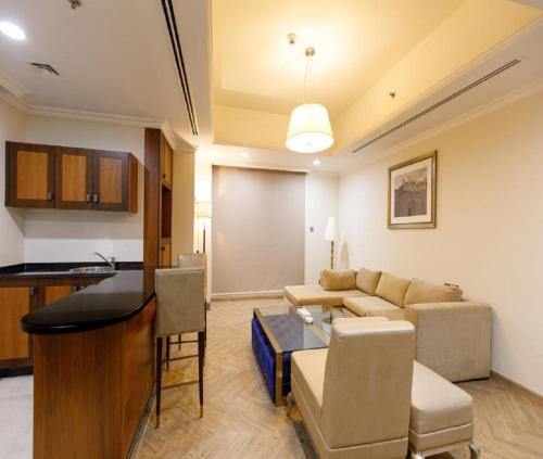 un salon avec un canapé et une table dans l'établissement Hotel Tulip Near Delhi Airport, à Jāmb