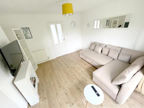 Gambar di galeri bagi House number 8 sleeps up to 6 People with Smart TVs in Every Room di Wellington