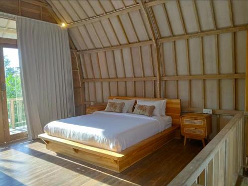Een bed of bedden in een kamer bij Villa Lumbung Uluwatu 1