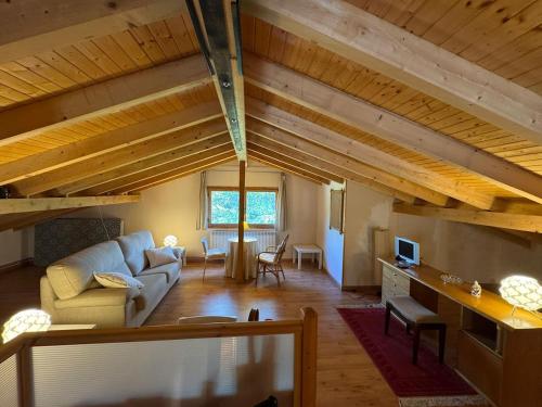 にあるCasita Salinasのソファとテーブルのあるリビングルーム